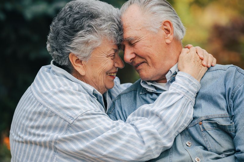 Le médaillon de téléassistance étanche et antiallergique