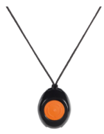 Le médaillon, la protection à la maison par la téléassistance